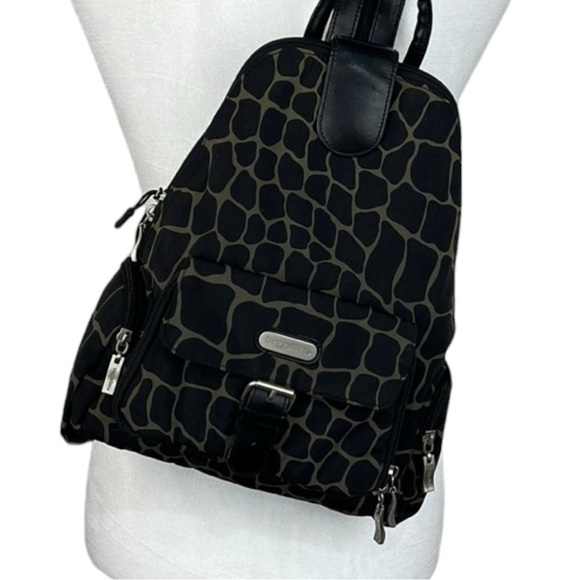 Baggallini Metro Black & Tan Giraffe Print Convertible Backpack Daypack Bag - Picture 1 of 12